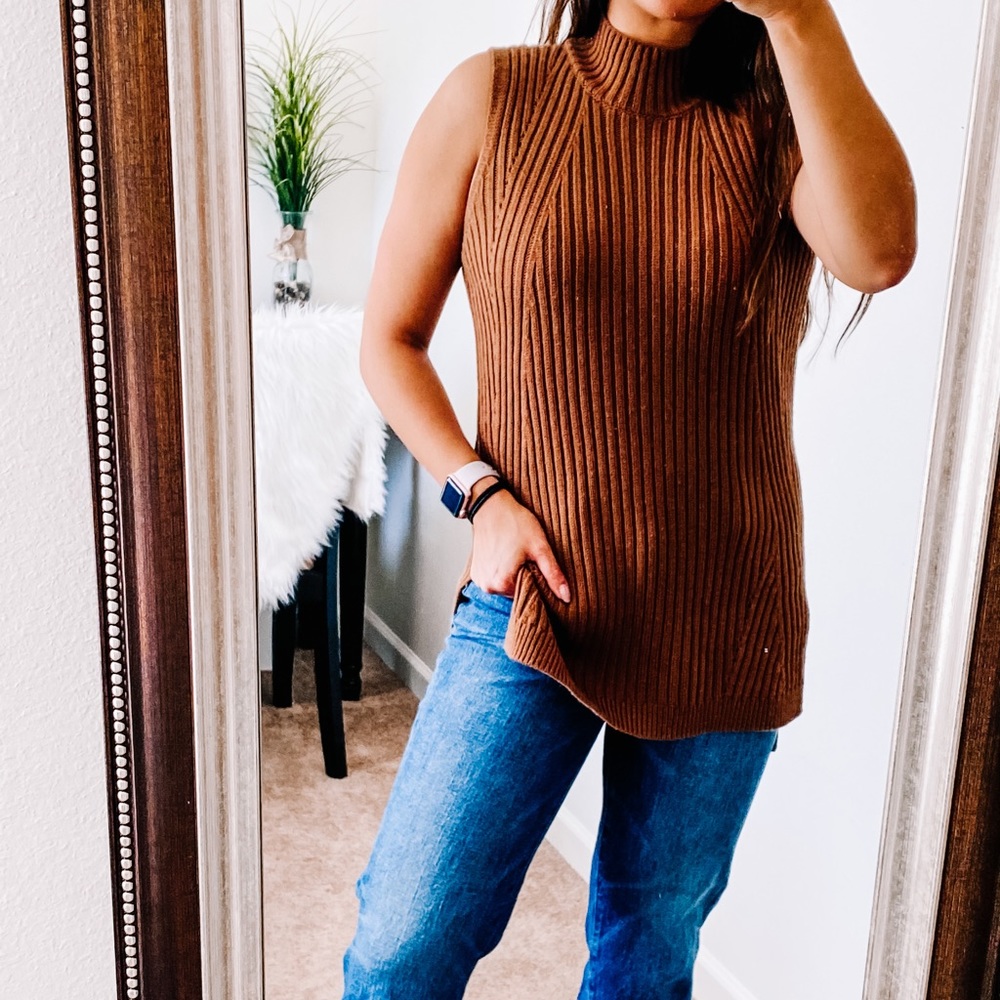 Max Studio mock neck ribbed knit sleeve less top